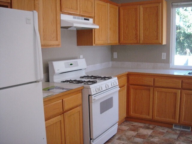 Kitchen with gas range - 8906 Corliss Ave N
