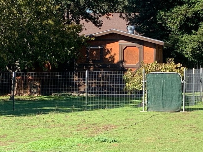 Building Photo - 3 bedroom 2 bath home with HUGE yard in Orangevale