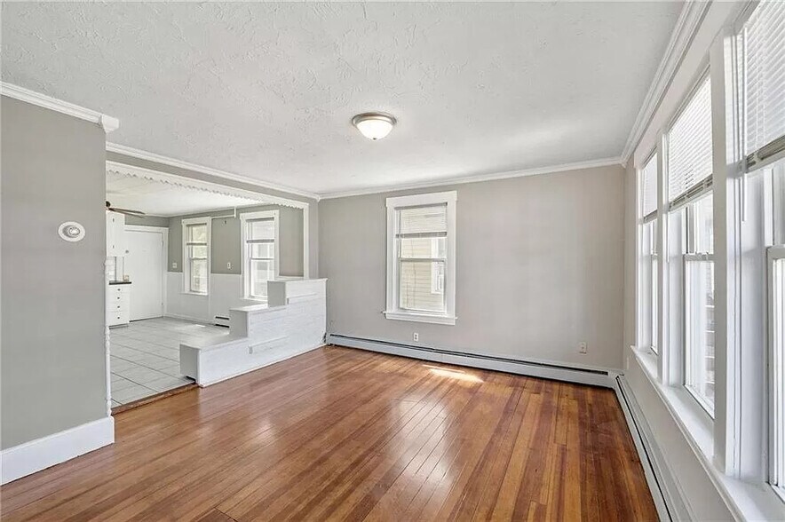 Building Photo - 289 Mowry St