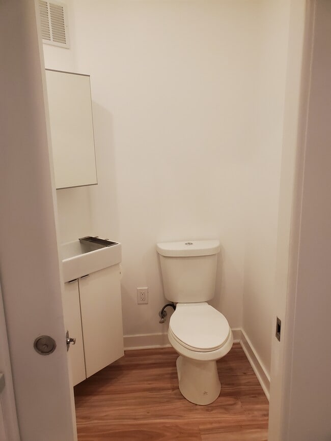 frt small bath 3 - 4614 Chester Ave