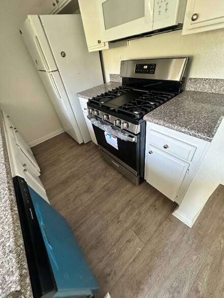 Building Photo - 15009 Moorpark St