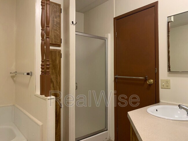 Building Photo - 4620 Redwood Ave