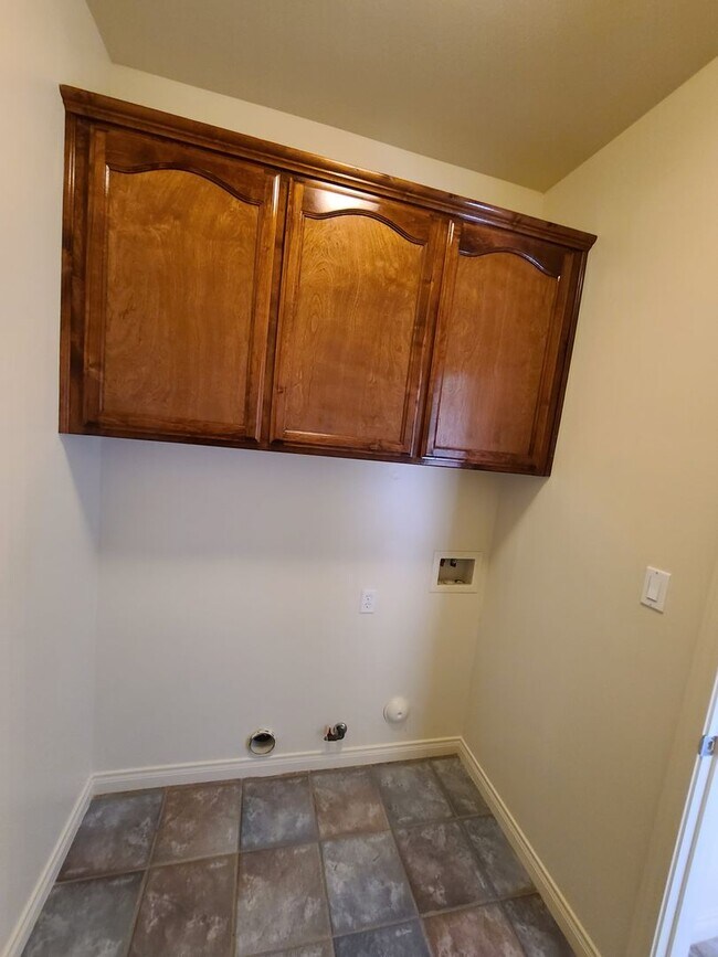 Building Photo - 4/2 bathroom located close to schools, sho...