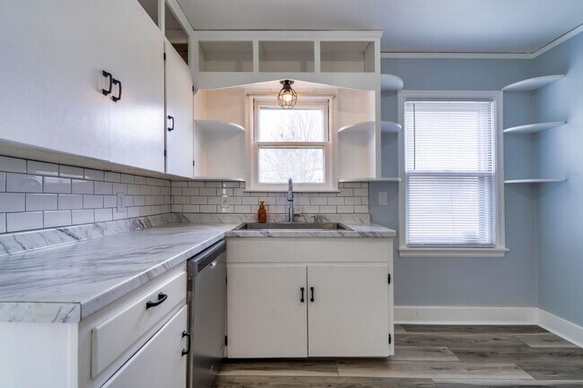 Building Photo - Adorable move in ready bungalow.