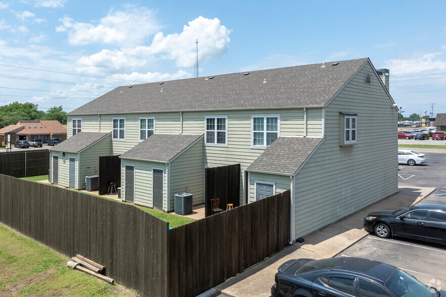 Building Photo - Belmont Park Townhomes