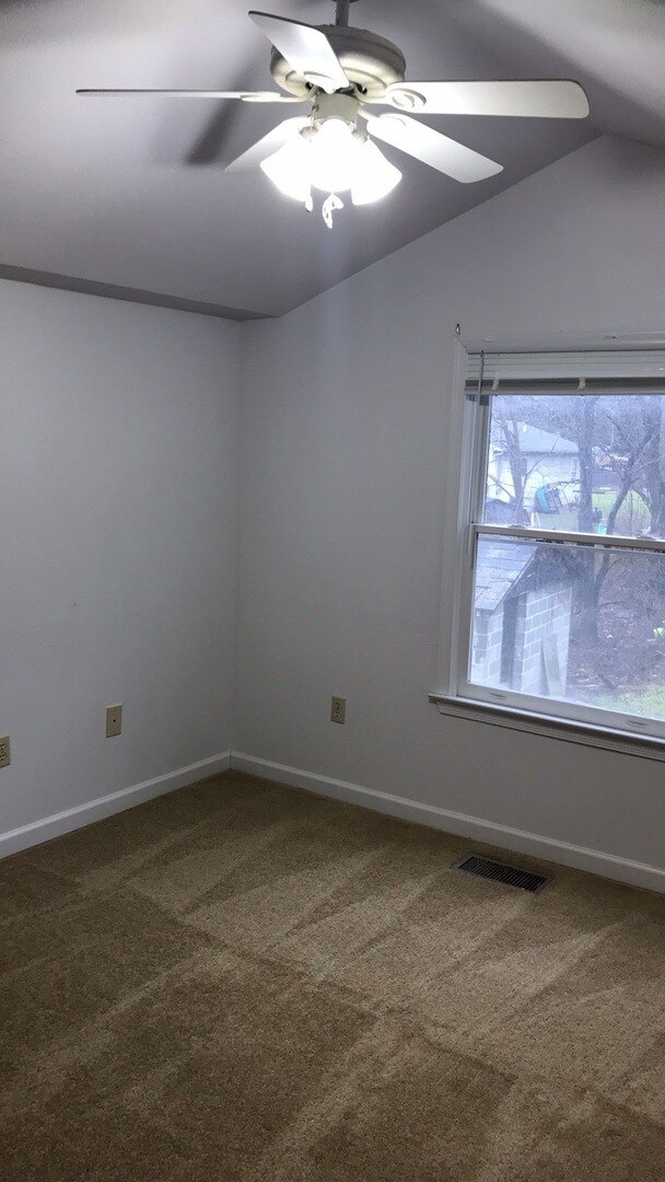 Building Photo - Radford, 4 BR / 2 BA house, Available in August