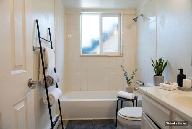 Building Photo - $500 OFF 1ST MONTH! $1,695/MO (GAS, WATER, SEWER & TRASH INCLUDED)  Look & Lease Special: Apply w...