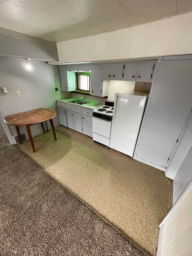 Building Photo - 2416 Algoma St