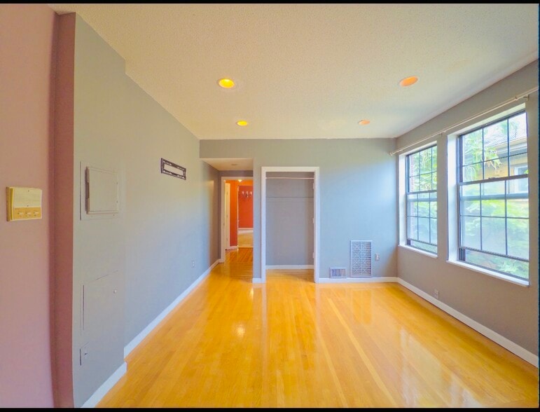 Building Photo - 421 Wethersfield Ave