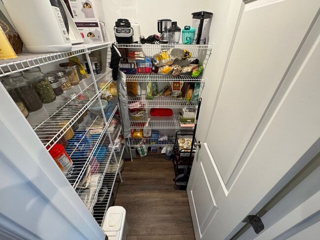 Building Photo - Modern 4 Bed 3.5 Bath Interior Townhome In...