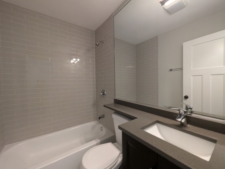 Building Photo - 542 W Surf St