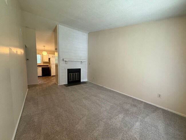 Building Photo - 107 Twinwood Ct