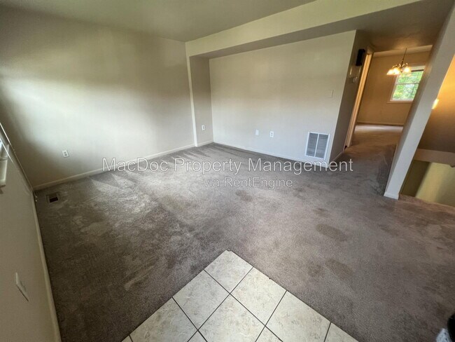 Building Photo - 14611 Earlham Ct