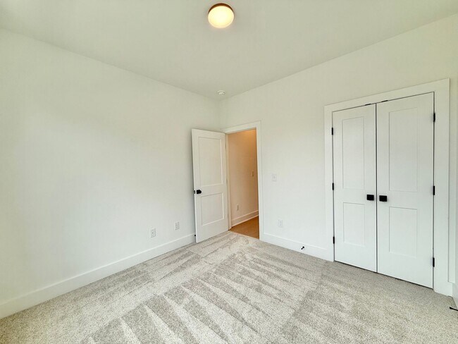 Building Photo - Luxurious New Construction 4BD, 4BA Downto...