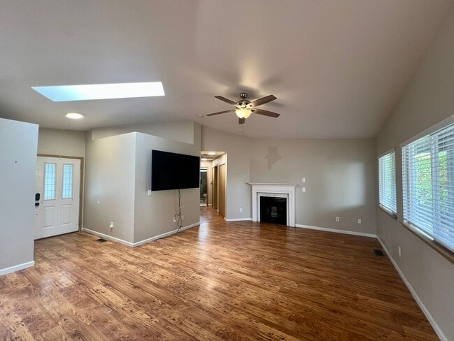 Building Photo - Well Maintained 3BD - Yard Maint. Included