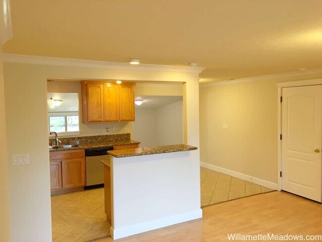 Building Photo - 4 Bedrooms, 2 Bathrooms, Large Fenced Backyard in Central Salem