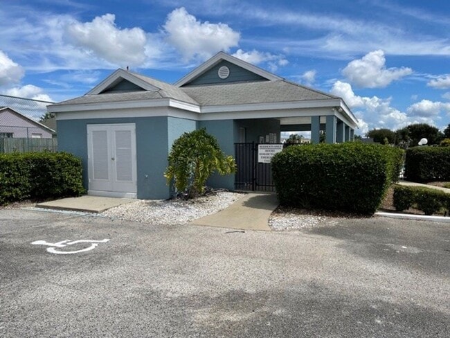 Building Photo - 3 Bedroom/2 Bathroom Single Family Home