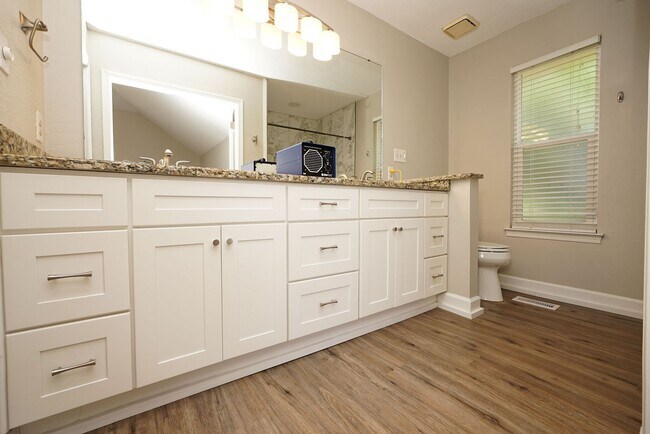 Building Photo - Great Fort Walton Beach Location