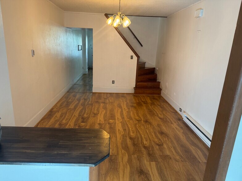 Building Photo - 454 Fern St