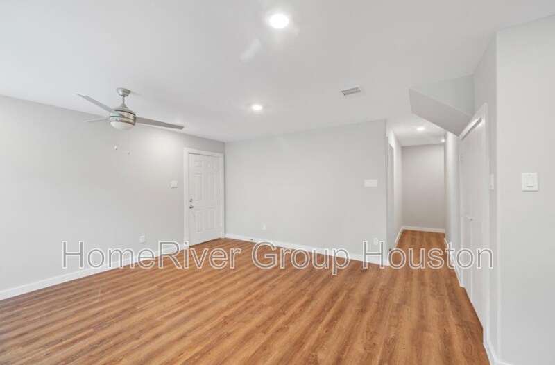 Building Photo - 8217 Crestview Dr