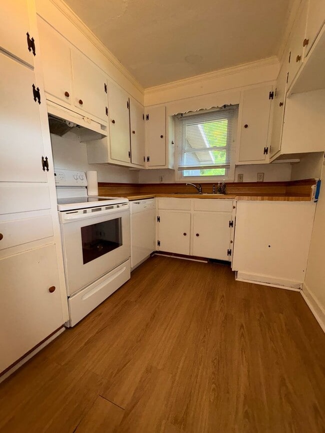 Building Photo - Charming 4-Bedroom Home with Basement and ...