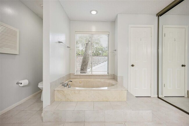 Building Photo - 12800 Briar Forest Dr