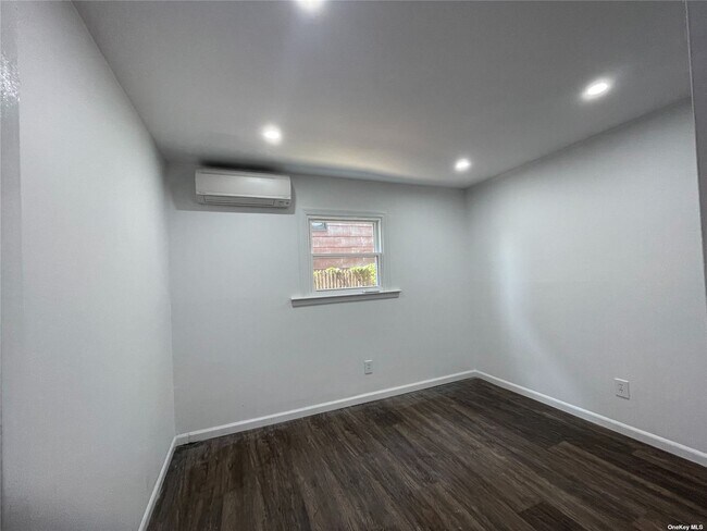 Building Photo - 623 E Park Ave