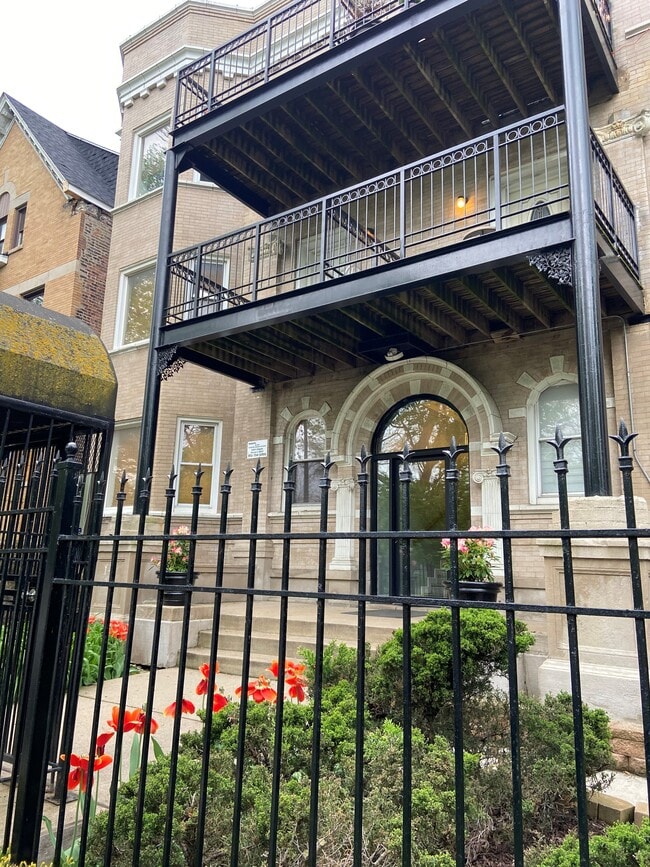 Building Photo - 5926 S King Dr