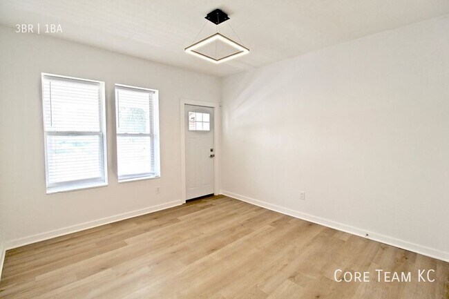 Building Photo - 7 E 38th St
