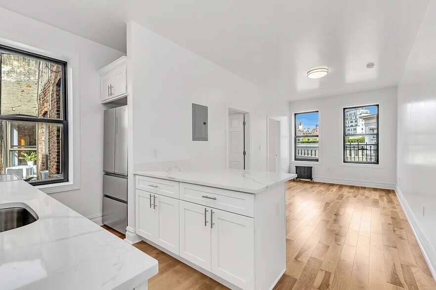 Building Photo - 160 Waverly Pl