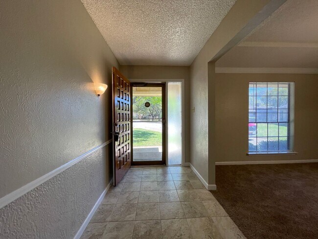 Building Photo - COMING SOON 3 BEDROOM 2.5 BATH SPACIOUS HO...