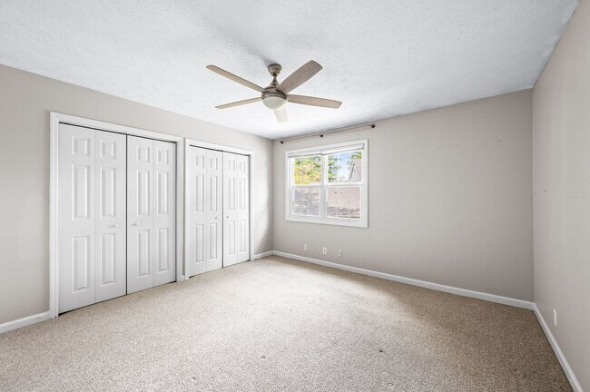 Building Photo - Awesome updated 2BR/1.5BA townhome in Bell...