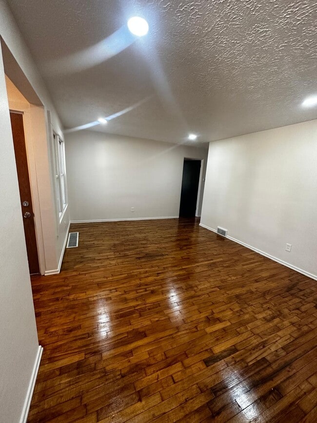 Building Photo - 1729 W 12th St