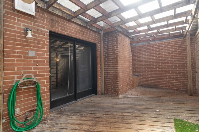 Building Photo - 1404 Walnut Bend Ln