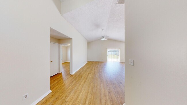 Building Photo - 3Bed/ 2Bath Home Available Now In Southcha...