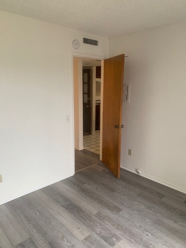 Building Photo - 1127 Bel Aire Cir