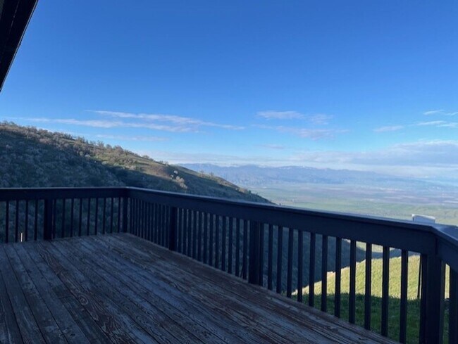 Building Photo - Amazing Mountain Views...