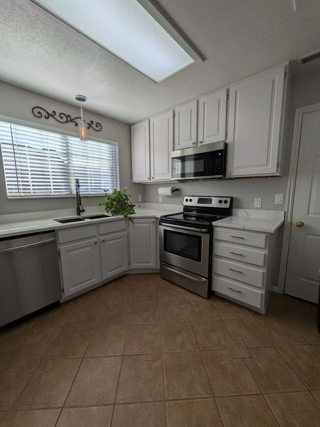 Building Photo - Easy Living! 3 Bedroom Home in St. George