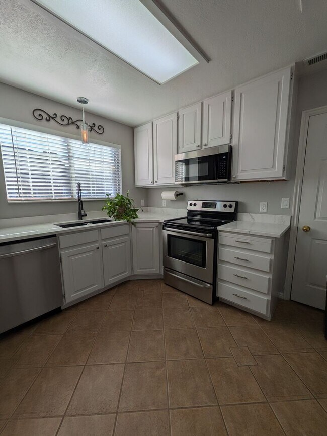 Building Photo - Low-Maintenance Living in the Heart of St. George