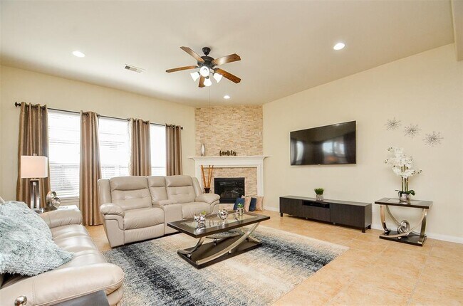 Building Photo - 25935 Foxrun Vista Dr