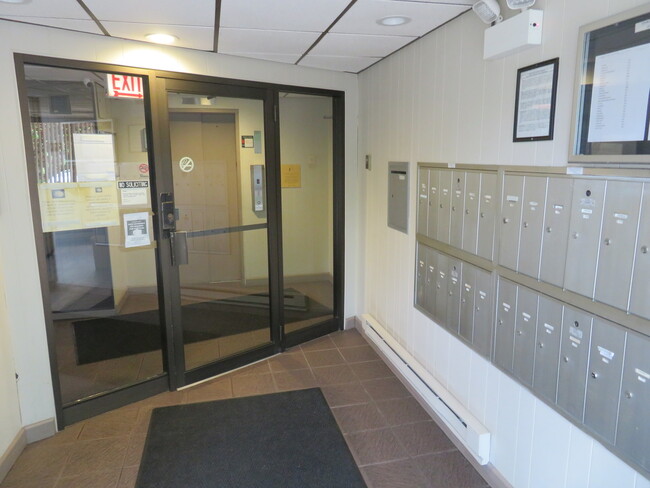 Building Photo - 2320 N Nordica Ave