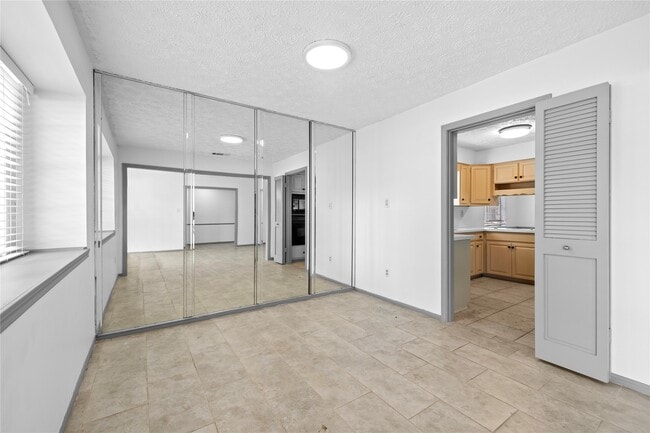 Building Photo - 13834 Oakwood Ln