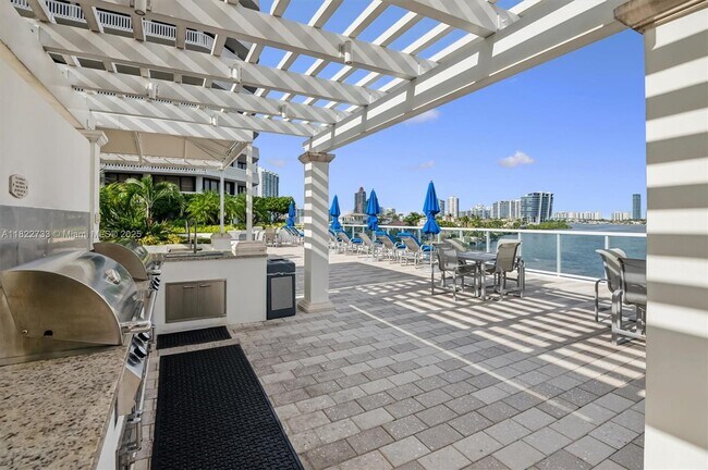 Building Photo - 3000 Island Blvd