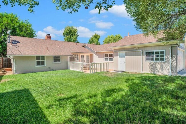 Building Photo - Stunning Northridge 4+2 Single Family House
