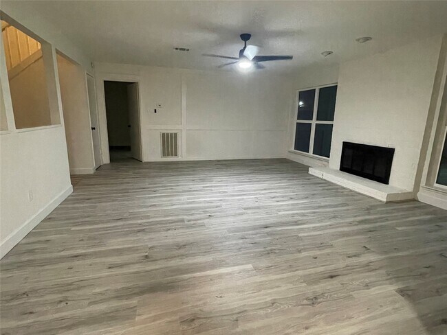 Building Photo - 3014 Edgewood Dr