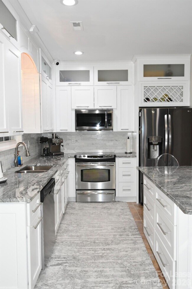Building Photo - 6985 Honey Tree Ln