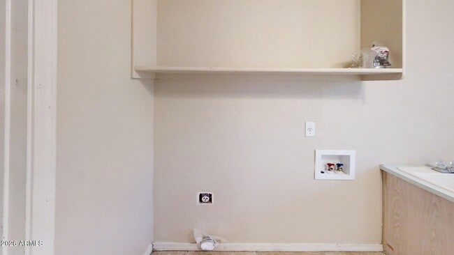 Building Photo - 823 W Iris Dr