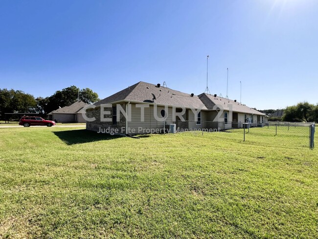 Building Photo - Charming 3/2 Fourplex Unit in Weatherford!