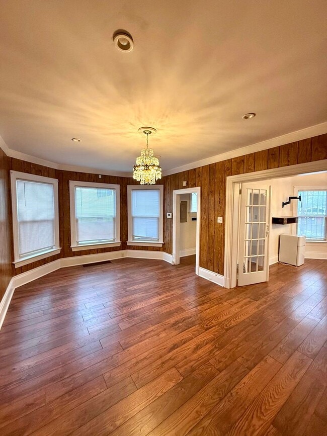 Building Photo - Charming 5-Bedroom Central District Home