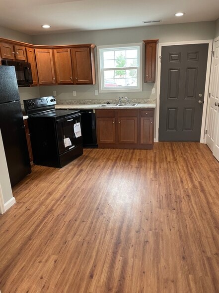 kitchen with access to back patio - 1233 Remington Park Dr